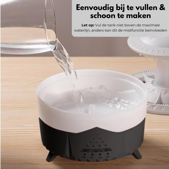 Water wordt gegoten in de basis van de grijze UFO-aroma diffuser, die een oranje gloed heeft.