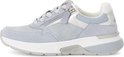 Lichtblauwe Gabor sneaker met zilveren accenten, rits en veters.