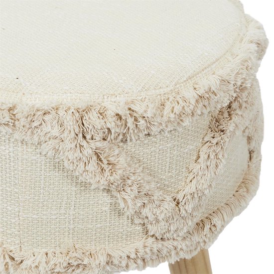 Close-up van de beige stoffen zitting en zijkant van een krukje, met decoratieve franjes en houten poten.