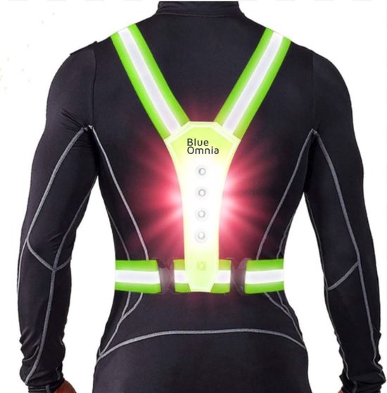 Rug van een man die een geel reflecterend hardloopvest draagt met Y-banden en heldere rode LED-verlichting. Merknaam 'Blue Omnia'.