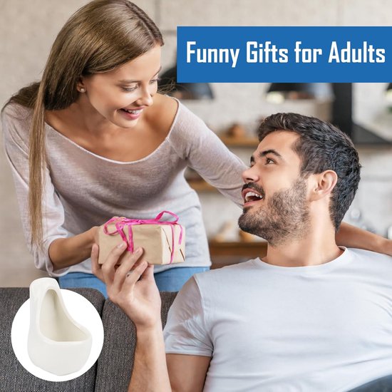 Vrouw geeft een man een cadeau, met een wit urinoir-vormig borrelglaasje op de voorgrond.