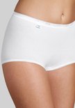 Witte Sloggi maxi slip met kanten boord aan de taille en beenopeningen.