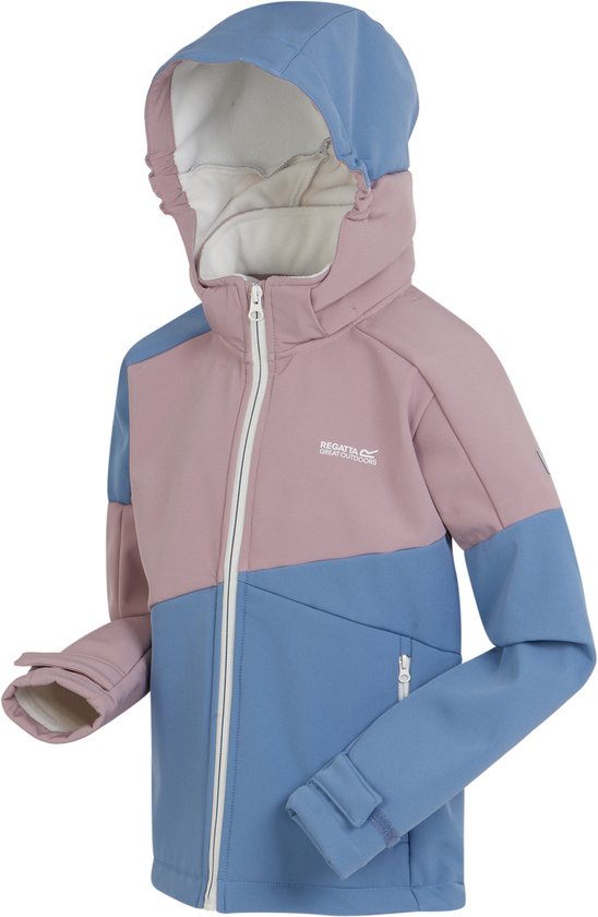 Roze en lichtblauwe softshell kinderjas met colorblock design, capuchon en rits, half van voren gezien.