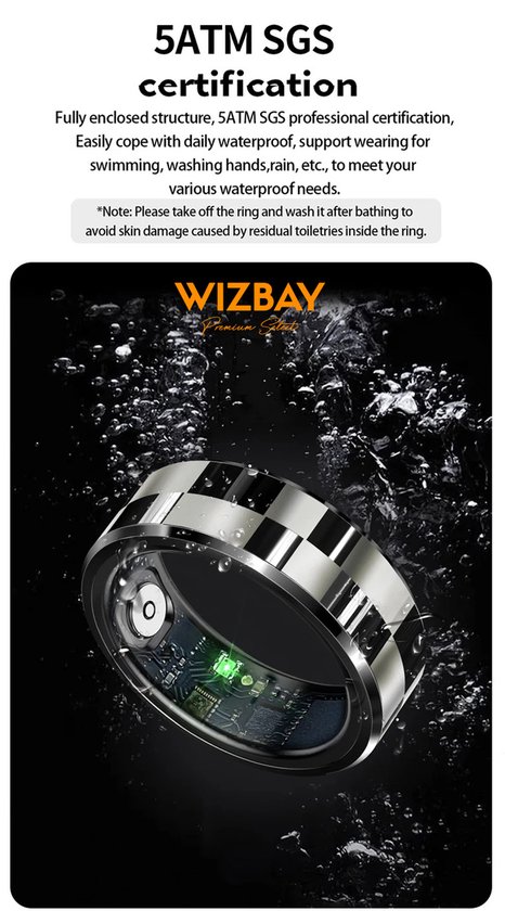 Zilveren ring met zwart en zilver geblokte band, met elektronica en groen lampje, onder water.