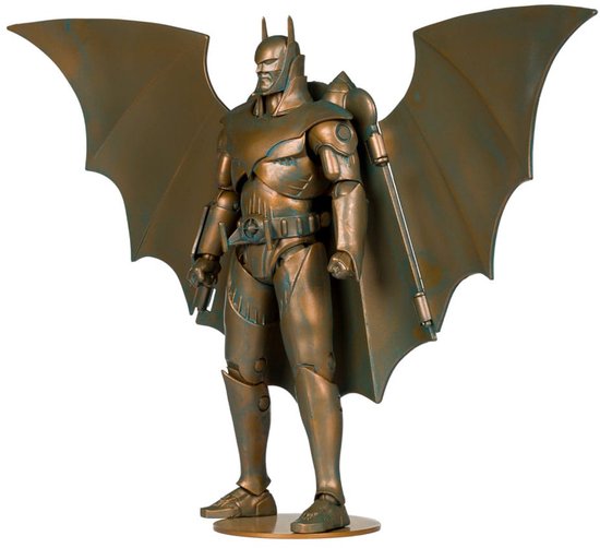Gouden actiefiguur van Batman met vleermuisvleugels en jetpack, staand op een sokkel.