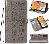 Voor Galaxy A01 (Amerikaanse editie) Leuke kat en hond in reliëf gemaakte horizontale lederen flip-hoes met beugel / kaartsleuf / portemonnee / lanyard (grijs)