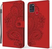 Voor Samsung Galaxy A21s Pauw Reliëfpatroon Horizontale Flip Leren Case met Houder & Kaartsleuven & Portemonnee & Lanyard (Rood)