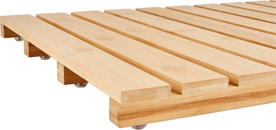 Detailopname van een bamboe badmat met houten lamellen en metalen noppen aan de onderkant.