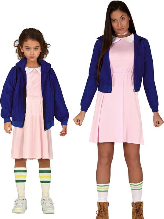 Moeder en dochter gekleed in dezelfde outfit: roze jurk, blauwe jas, witte kousen met strepen.