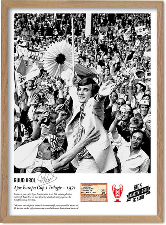 Ruud Krol juicht in een menigte supporters. Hij draagt een lichtgekleurd pak. Onder de foto, "Ajax Europa Cup 1 Trilogie - 1971".