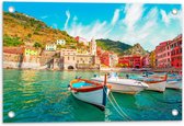 Tuinposter – Vissersboot aan Berg in Italië  - 60x40cm Foto op Tuinposter  (wanddecoratie voor buiten en binnen)