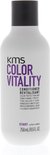 Witte KMS Color Vitality conditioner fles met zwarte dop, op witte achtergrond.