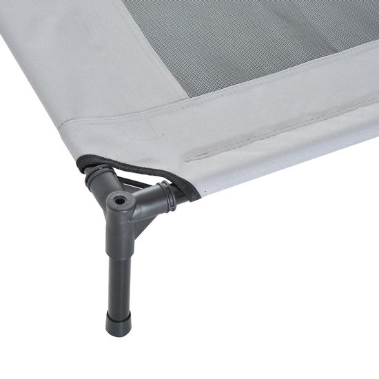 Detail van een hoek van het grijze hondenligbed met zwart frame.