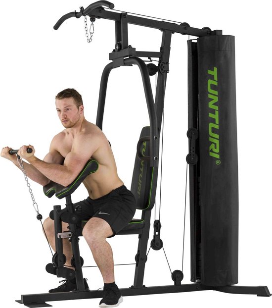 Man traint biceps met de curlpad van een Tunturi krachtstation.