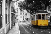 Toeristische tram door de oude straten van Lissabon - Foto op Tuinposter - 90 x 60 cm