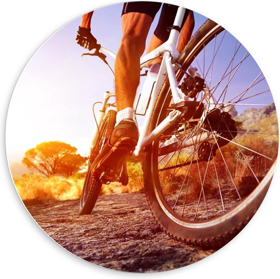 Forex Wandcirkel - Achterwiel van Mountainbiker - 60x60cm Foto op Wandcirkel (met ophangsysteem)