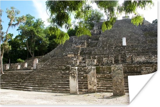 Piramide van de Maya stad Calakmul in de bossen Poster 120x80 cm - Foto print op Poster (wanddecoratie woonkamer / slaapkamer) / Mexico Poster