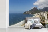 Behang - Fotobehang Ipanema-strand in het Braziliaanse Rio De Janeiro tijdens een zonnige dag - Breedte 420 cm x hoogte 280 cm