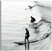 Dibond - Surfers op Golven in de Zee - 50x50cm Foto op Aluminium (Met Ophangsysteem)