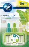 Ambi Pur 3Volution navulling 'Ochtend Douw' in verpakking met groene bladeren en witte bloemen. Drie geurflesjes met groene, blauwe en beige dopjes.