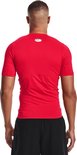 Man met rood sportshirt van Under Armour, korte mouwen, logo op rug.