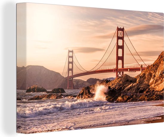Golden Gate Bridge met wilde golven die op de rotsen klappen in San Francisco Canvas 140x90 cm - Foto print op Canvas schilderij (Wanddecoratie woonkamer / slaapkamer) / Amerikaanse steden Canvas Schilderijen