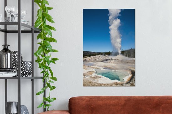 Un geyser actif avec des roches blanches dans le parc national de Yellowstone sur toile 60x90 cm - Tirage photo sur toile (Décoration murale salon / chambre)