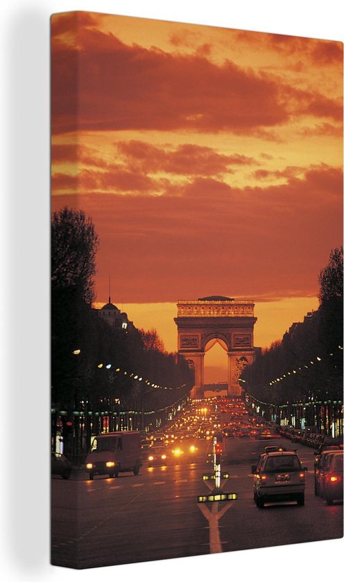 Canvas schilderij 120x180 cm - Wanddecoratie Een knal-oranje lucht door de zonsondergang bij de Triomfboog van Parijs - Muurdecoratie woonkamer - Slaapkamer decoratie - Kamer accessoires - Schilderijen