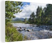 Canvas Schilderij Kalme rivier in het Nationaal park Cairngorms in Schotland - 120x80 cm - Wanddecoratie