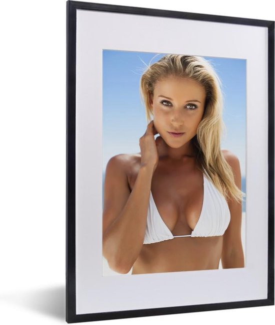 Fotolijst incl. Poster - Vrouw die met een witte bikini recht in de camera kijkt - 30x40 cm - Posterlijst