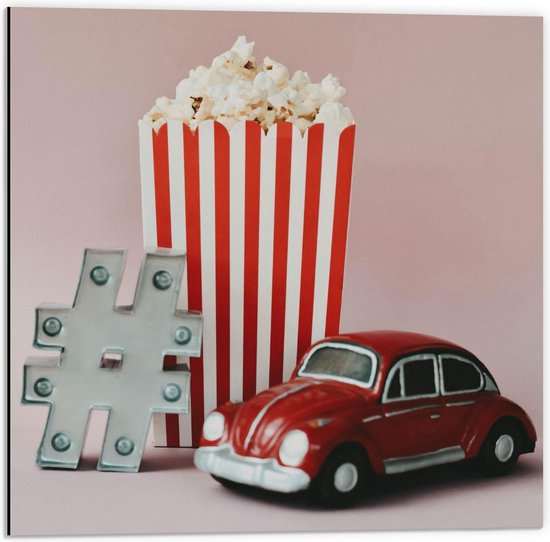 Dibond - Popcorn, Rode Auto en Hashtag - 50x50cm Foto op Aluminium (Met Ophangsysteem)