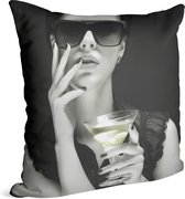 Vrouw met drankje - Foto op Sierkussen - 60 x 60 cm
