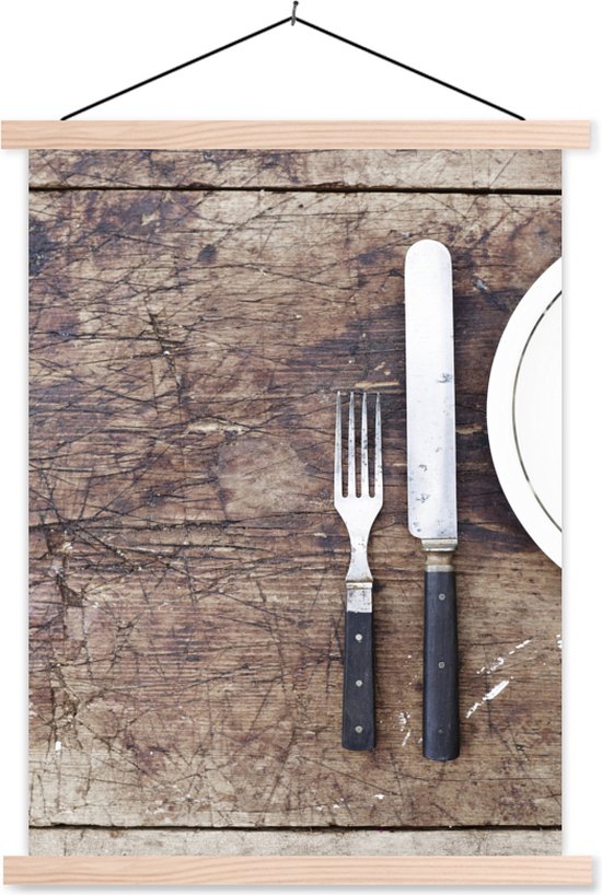 Une petite fourchette à côté d'un long couteau avec une partie d'une  assiette blanche... | bol.com