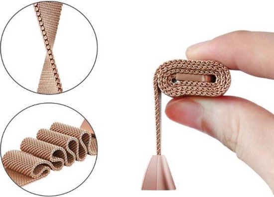Gros plans du bracelet de montre milanais couleur or rose, montrant le détail du tissu et le bracelet enroulé.
