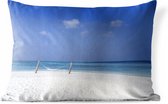 Sierkussen Hangmat op het strand voor buiten - Een wit strand met een hangmat bij de Maldiven - 60x40 cm - rechthoekig weerbestendig tuinkussen / tuinmeubelkussen van polyester