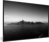 Fotolijst incl. Poster Zwart Wit- Bergen in de Grote Oceaan op het eiland Mo'orea in zwart wit - 120x80 cm - Posterlijst
