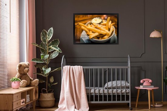 Fotolijst incl. Poster - Close-up van patat met kaas en mayonnaise - 90x60 cm - Posterlijst