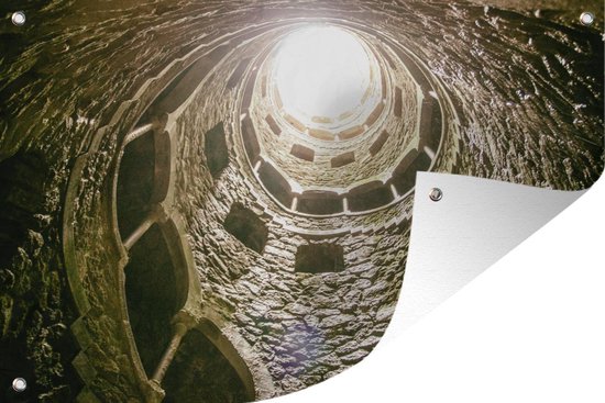 Tuinposter Masonic Initiation Wells in het Portugese Quinta da Regaleira - 70x40 cm - Wanddecoratie Buiten - Tuinposter - Tuindoek - Schuttingposter - Tuinschilderij