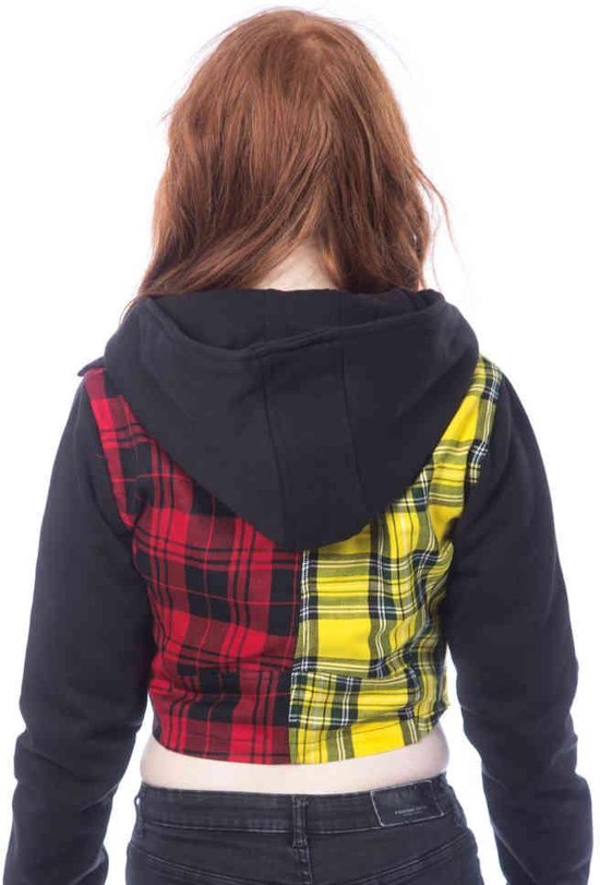Achterkant van een zwart hoodie met geel-rode geruite panelen op de rug. Cropped model. Punkstijl.