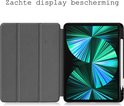 Étui de tablette gris à trois volets ouvert, révélant un iPad Pro avec fond d'écran vert-bleu. Protection douce de l'écran.