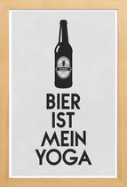 JUNIQE - Poster in houten lijst Bier Ist Mein Yoga -20x30 /Grijs &