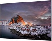 Wandpaneel Bergdorp bij zonsondergang  | 100 x 70  CM | Zwart frame | Wandgeschroefd (19 mm)