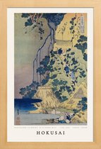 JUNIQE - Poster met houten lijst Hokusai - Travellers Climbing up a