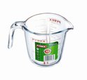 Glazen Pyrex maatbeker van 0,5 liter met rode maataanduidingen en label.