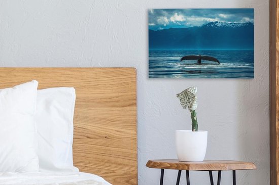 La queue d'une baleine à bosse en arrière-plan est une chaîne de montagnes 30x20 cm - petit - Tirage photo sur toile (Décoration murale salon / chambre)