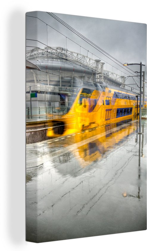 Train abstrait le long de la plate-forme humide à Amsterdam 60x90 cm - Tirage photo sur toile (Décoration murale salon / chambre)