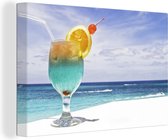 Canvas Schilderij Tropische cocktail met uitzicht over de zee - 30x20 cm - Wanddecoratie
