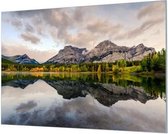 Wandpaneel Bergen spiegelen in meer  | 120 x 80  CM | Zwart frame | Wand-beugels (27 mm)