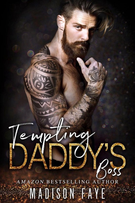 Een man met tatoeages op zijn armen en borst, met een baard en donker haar. De tekst luidt 'Tempting Daddy's Boss'.