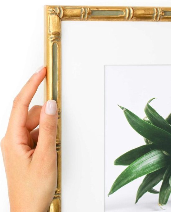 Smalle goudkleurige bamboo kader met witte passe partout. (Handgemaakt) Fotoformaat 15x15 | Kaderformaat 20x20